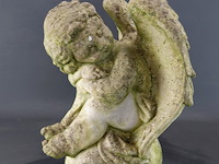 Stenen putto op bol - afbeelding 3 van  5