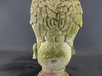 Stenen putto op bol - afbeelding 4 van  5