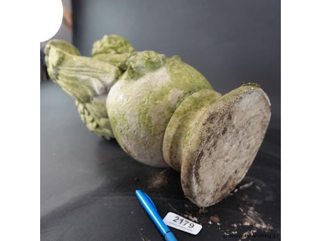 Stenen putto op bol - afbeelding 5 van  5