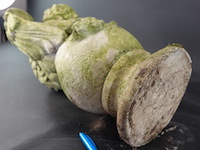 Stenen putto op bol - afbeelding 5 van  5