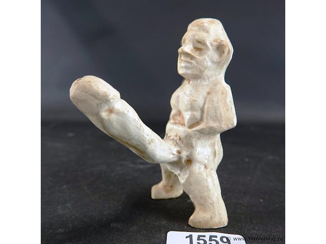 Stenen sculptuur genaamd "klein duimpje" - afbeelding 1 van  5