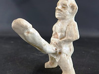 Stenen sculptuur genaamd "klein duimpje"