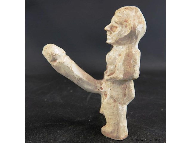 Stenen sculptuur genaamd "klein duimpje" - afbeelding 2 van  5