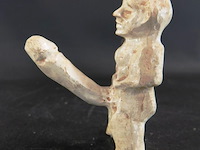 Stenen sculptuur genaamd "klein duimpje" - afbeelding 2 van  5