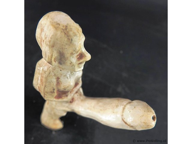 Stenen sculptuur genaamd "klein duimpje" - afbeelding 4 van  5