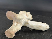 Stenen sculptuur genaamd "klein duimpje" - afbeelding 5 van  5