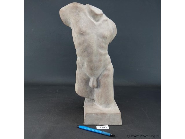 Stenen sculptuur mannentorso - afbeelding 1 van  5