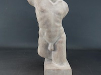 Stenen sculptuur mannentorso - afbeelding 1 van  5