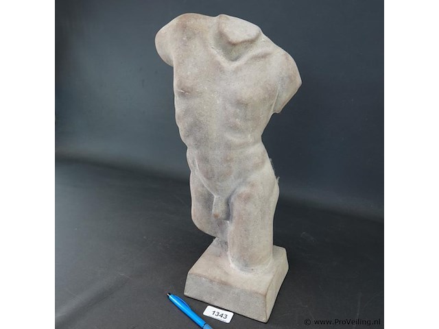 Stenen sculptuur mannentorso - afbeelding 2 van  5