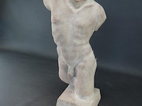 Stenen sculptuur mannentorso - afbeelding 2 van  5