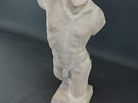 Stenen sculptuur mannentorso - afbeelding 3 van  5
