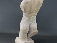 Stenen sculptuur mannentorso - afbeelding 4 van  5