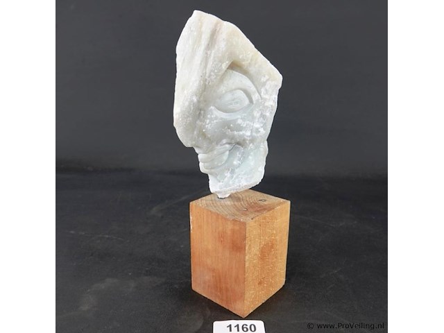 Stenen sculptuur op houten basement - afbeelding 1 van  5