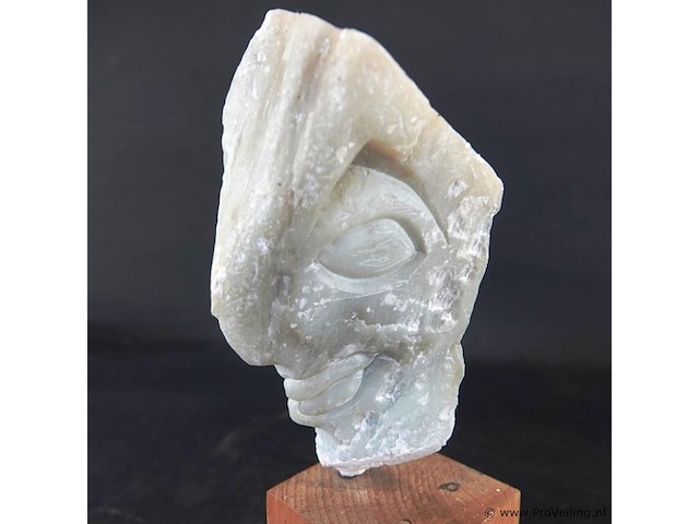 Stenen sculptuur op houten basement - afbeelding 2 van  5