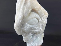 Stenen sculptuur op houten basement - afbeelding 2 van  5