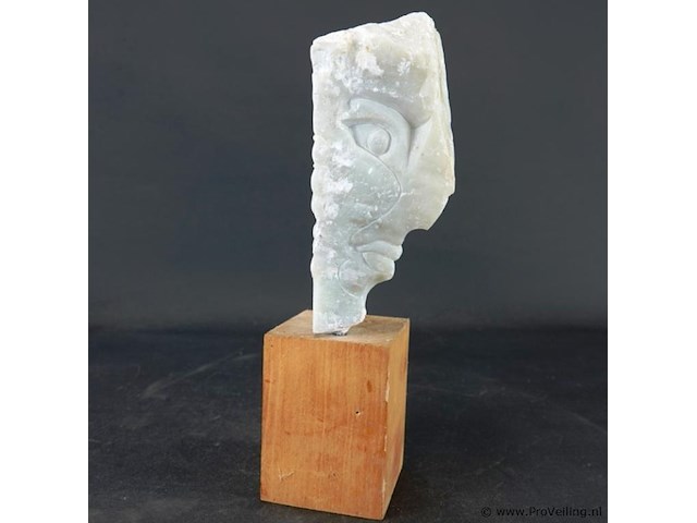 Stenen sculptuur op houten basement - afbeelding 3 van  5