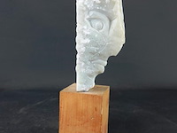 Stenen sculptuur op houten basement - afbeelding 3 van  5