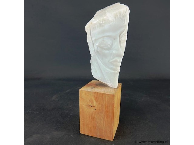 Stenen sculptuur op houten basement - afbeelding 4 van  5