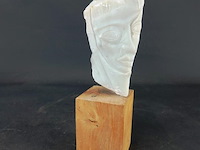 Stenen sculptuur op houten basement - afbeelding 4 van  5