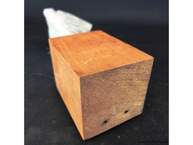 Stenen sculptuur op houten basement - afbeelding 5 van  5
