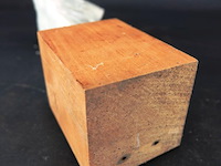 Stenen sculptuur op houten basement - afbeelding 5 van  5