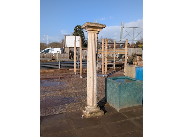 Stenen zuil - afbeelding 1 van  7