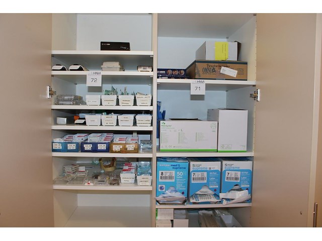 Steriele produkten op 7 schappen in kast w.o. onderleggers, handschoenen, etc. - afbeelding 1 van  2