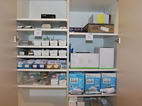 Steriele produkten op 7 schappen in kast w.o. onderleggers, handschoenen, etc. - afbeelding 1 van  2