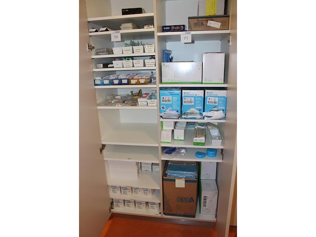 Steriele produkten op 7 schappen in kast w.o. onderleggers, handschoenen, etc. - afbeelding 2 van  2