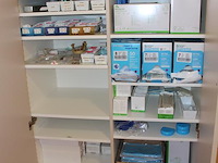 Steriele produkten op 7 schappen in kast w.o. onderleggers, handschoenen, etc. - afbeelding 2 van  2