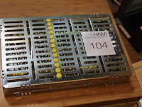 Sterilisatie cassette hu-friedy met algemene tandheelkundige en chirurgische handgereedschappen w.o. schaar...