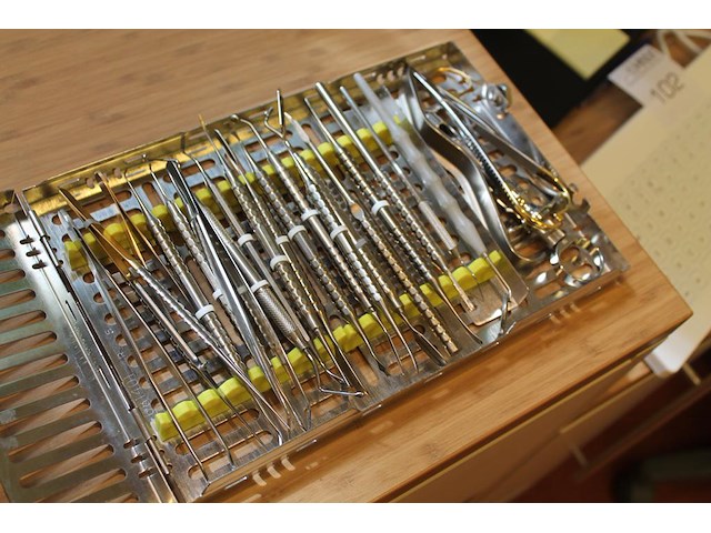 Sterilisatie cassette hu-friedy met algemene tandheelkundige en chirurgische handgereedschappen w.o. schaar... - afbeelding 2 van  5