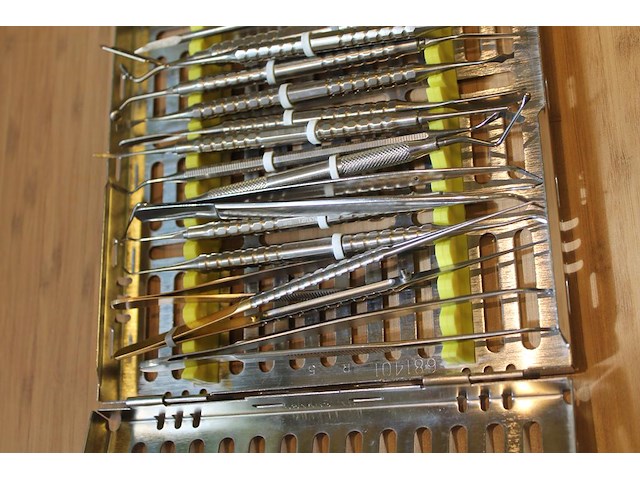 Sterilisatie cassette hu-friedy met algemene tandheelkundige en chirurgische handgereedschappen w.o. schaar... - afbeelding 3 van  5