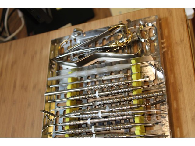 Sterilisatie cassette hu-friedy met algemene tandheelkundige en chirurgische handgereedschappen w.o. schaar... - afbeelding 4 van  5