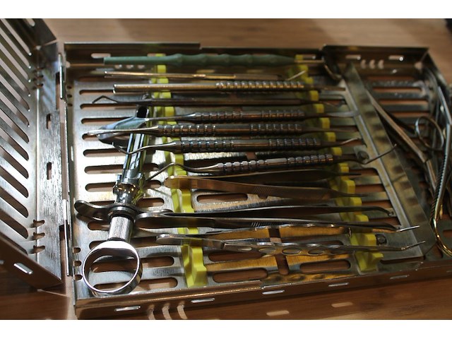 Sterilisatie cassette hu-friedy met algemene tandheelkundige en chirurgische handgereedschappen w.o. schaar... - afbeelding 2 van  4