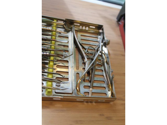Sterilisatie cassette hu-friedy met algemene tandheelkundige en chirurgische handgereedschappen w.o. schaar... - afbeelding 3 van  4