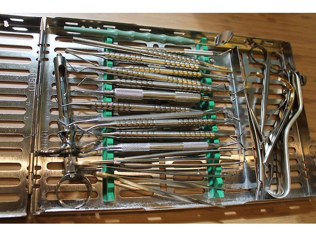 Sterilisatie cassette hu-friedy met algemene tandheelkundige en chirurgische handgereedschappen w.o. schaar... - afbeelding 2 van  3