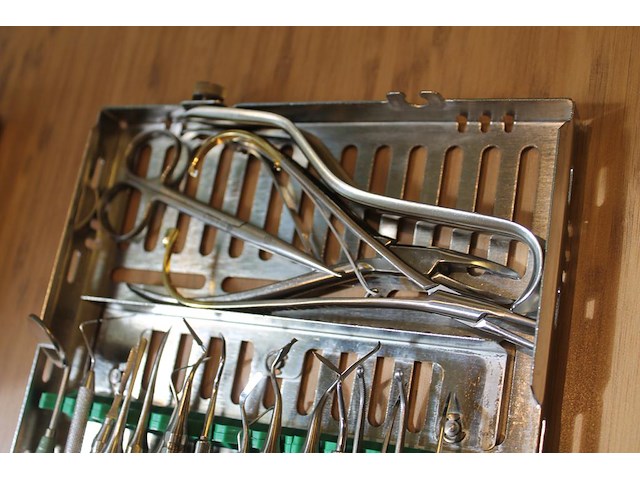 Sterilisatie cassette hu-friedy met algemene tandheelkundige en chirurgische handgereedschappen w.o. schaar... - afbeelding 3 van  3