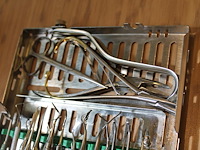 Sterilisatie cassette hu-friedy met algemene tandheelkundige en chirurgische handgereedschappen w.o. schaar... - afbeelding 3 van  3