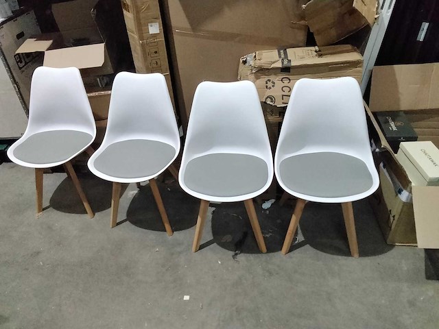 Stevige binnen of buiten stoelen (4x) - afbeelding 1 van  5