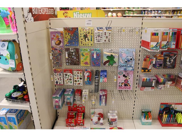 Stickervellen, stickers, vouwblaadjes, lijm, tape, scharen in stellingdeel. - afbeelding 1 van  2