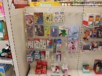 Stickervellen, stickers, vouwblaadjes, lijm, tape, scharen in stellingdeel. - afbeelding 1 van  2