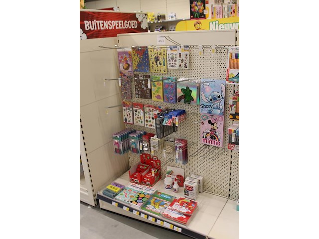 Stickervellen, stickers, vouwblaadjes, lijm, tape, scharen in stellingdeel. - afbeelding 2 van  2