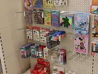Stickervellen, stickers, vouwblaadjes, lijm, tape, scharen in stellingdeel. - afbeelding 2 van  2