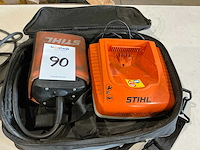Stihl al300 oplader + 2x gordeltas met oplader - afbeelding 2 van  3