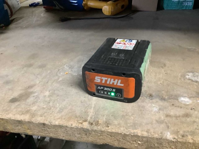 Stihl ap300s accu's en laders - afbeelding 1 van  2