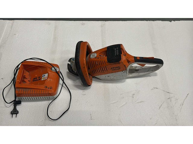 Stihl kettingzaag handgreep met accu en lader - afbeelding 4 van  5