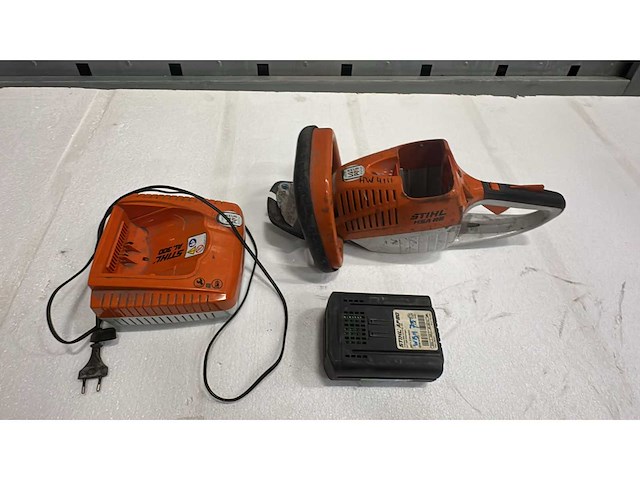 Stihl kettingzaag handgreep met accu en lader - afbeelding 1 van  5