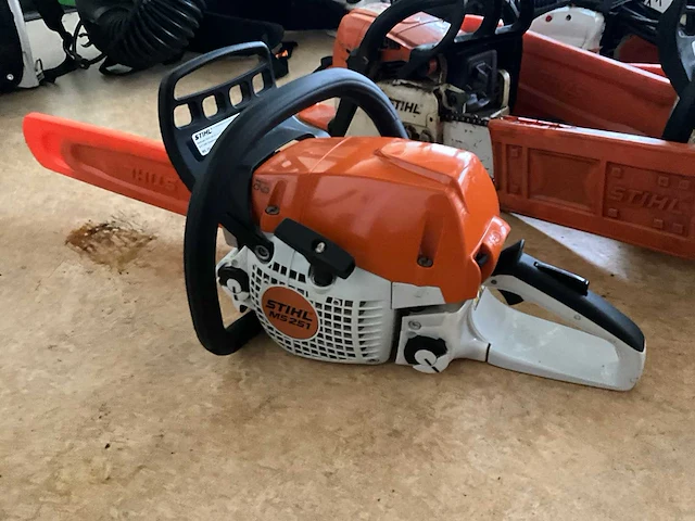 Stihl ms 252 kettingzaag - afbeelding 1 van  8