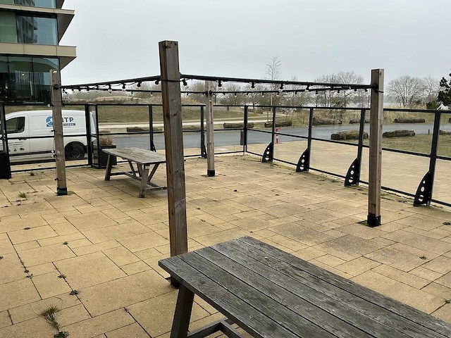 Stijgerbuizen frame met houten palen voor schaduwdoek - afbeelding 1 van  5